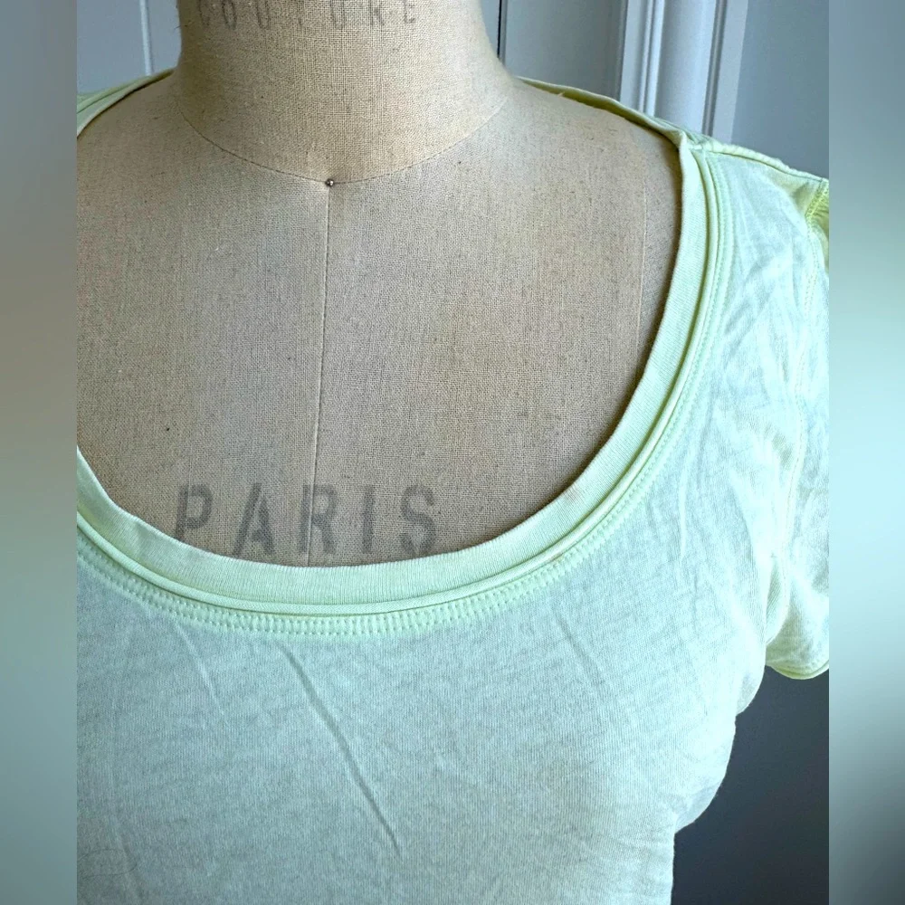 American Eagle Outfitters women’s Yellow Fitted Short Sleeve Tee size XL/L
